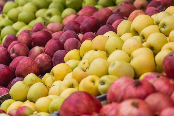 Fondo Manzanas Verdes Amarillas Rojas Variedad Manzanas Frescas Cultivadas Tienda —  Fotos de Stock