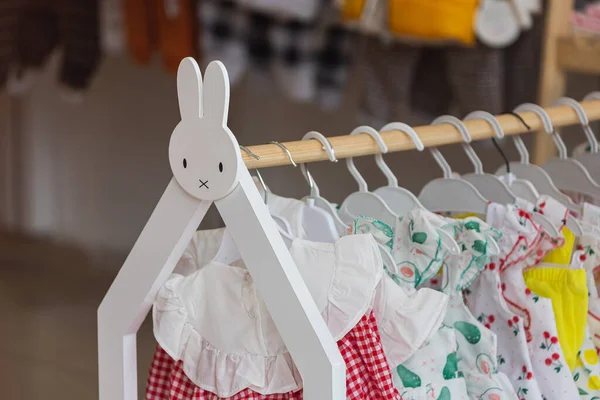 Close Van Een Hanger Een Kinderwinkel Met Een Konijn Schattige — Stockfoto