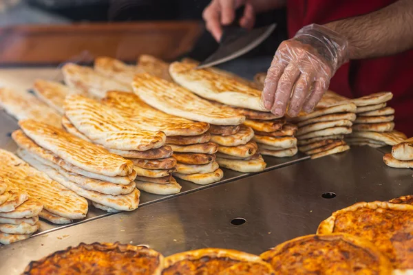 Primer Plano Chef Masculino Guantes Preparando Pasteles Pide Una Cocina — Foto de Stock