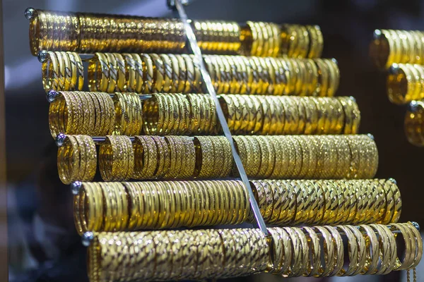 Smycken Skyltfönster Med Ett Stort Urval Guld Smycken Armband Kedjor — Stockfoto