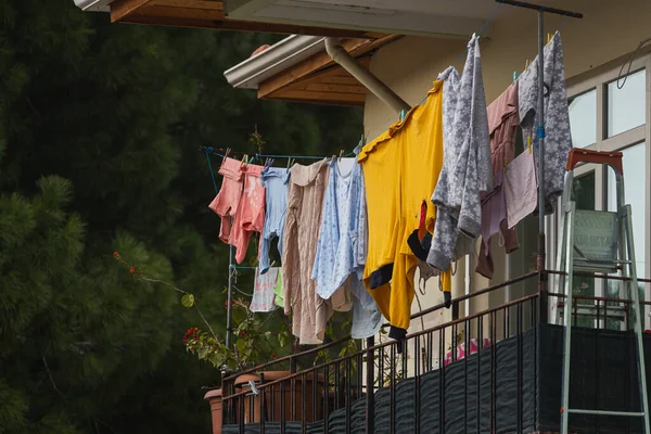 Een Beige Huis Een Turkse Stad Wasgoed Droogt Aan Een — Stockfoto