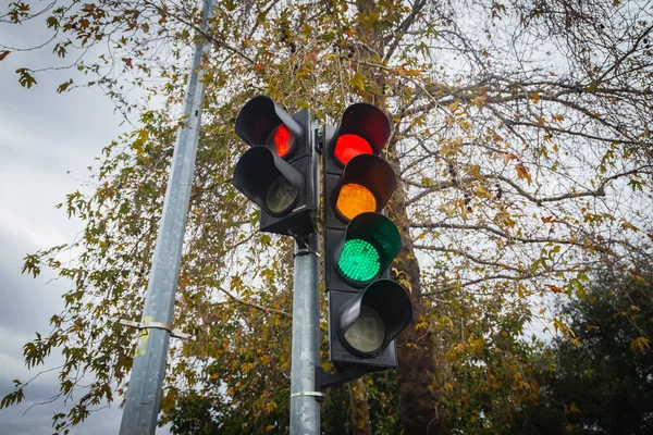 Luzes Trânsito Sobre Cruzamento Urbano Luz Vermelha Laranja Verde — Fotografia de Stock