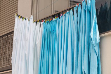 Türk şehrinde bir evin kapanışı, çamaşırhane ipte kuruyor.