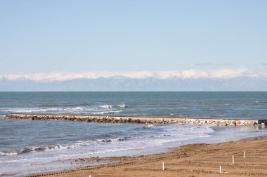 Arka plandaki mavi ve güzel dalgalar. Deniz dalgasının beyaz tepesi. Doğanın harikaları. Kış denizinin güzel manzarası.