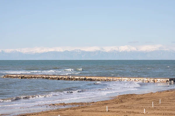 Голубые Красивые Волны Фоне Горы Белый Гребень Морской Волны Чудеса — стоковое фото