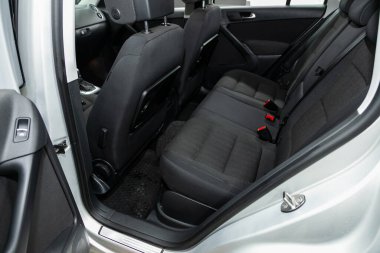 Novosibirsk, Rusya - 17 Ocak 2022: Volkswagen Tiguan, arka sıradaki yolcu koltuğunda siyah koltuklar