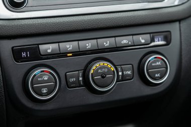 Novosibirsk, Rusya - 17 Ocak 2022: Modern bir otomobilde Volkswagen Tiguan, Koşullandırma ve hava akışı kontrolü