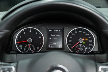 Novosibirsk, Rusya - 17 Ocak 2022: Volkswagen Tiguan, Kilometre, hız göstergesi, takometre, yakıt seviyesi