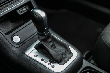 Novosibirsk, Rusya - 17 Ocak 2022: Volkswagen Tiguan, modern bir arabanın otomatik vites kolu. 