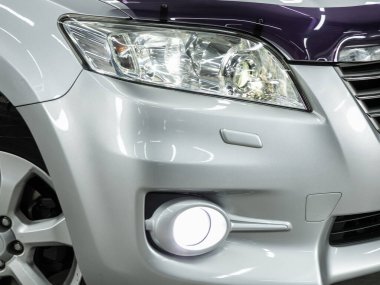 Novosibirsk, Rusya - 17 Ocak 2022: Toyota RAV-4, yeni araba için detay ışığı. Dış detay .