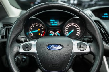 Novosibirsk, Rusya - 17 Ocak 2022: Ford Kuga, araba içi - direksiyon, vites kolu ve gösterge paneli