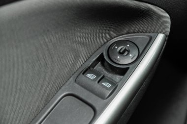 Novosibirsk, Rusya - 17 Ocak 2022: Ford Focus, iç kolluk, pencere kontrol paneli, kapı kilidi düğmesi. İç ayrıntılar
