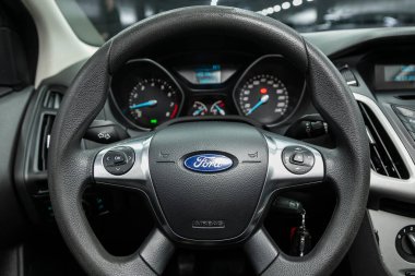 Novosibirsk, Rusya - 17 Ocak 2022: Ford Focus, araba içi - direksiyon, vites kolu ve gösterge paneli