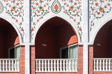 Beş yıldızlı bir otelin balkonunda Fas desenli bir kemer.