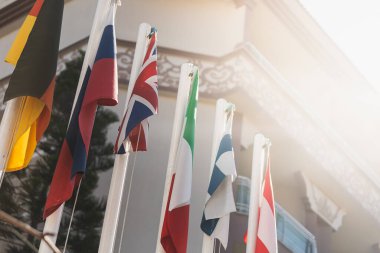 Bayrak direğindeki çeşitli ülkelerin ulusal bayraklarının yakın çekimi. Almanya, Rusya, İngiltere, Finlandiya, İtalya ve diğerlerinin bayrakları