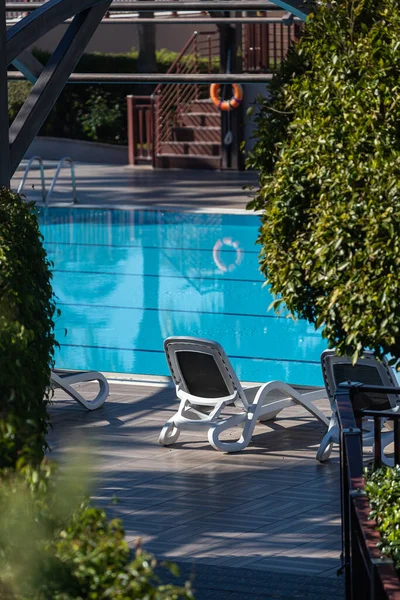 Uma Confortável Espreguiçadeira Cinza Fundo Uma Bela Piscina Transparente Hotel — Fotografia de Stock