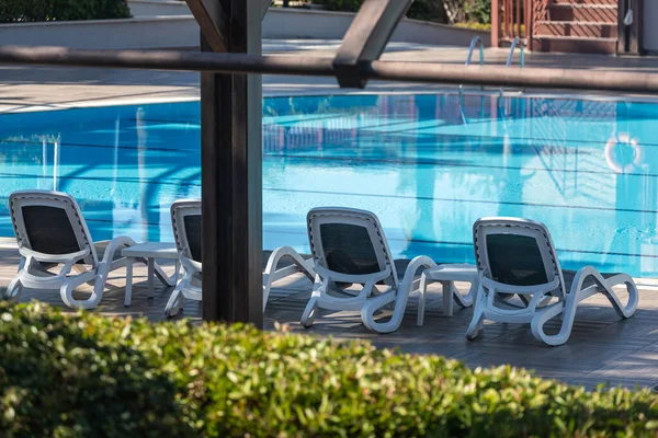 Pohodlný Šedý Lehátko Nastavit Pozadí Krásného Průhledného Bazénu Hotelu Koncept — Stock fotografie