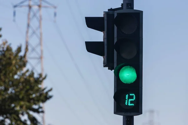 Şehir Kavşağında Trafik Işıkları Yeşil Işık — Stok fotoğraf