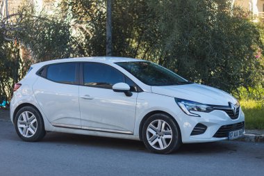Yana, Türkiye - 27 Ocak 2022: Beyaz Renault Megane sıcak bir yaz gününde park alanına park etti