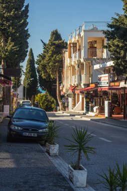Yana, Türkiye - 27 Ocak 2022: Siyah yaşlı Ford Mondeo bir yaz günü tarihi bir merkezin arka planına karşı sokağa park ediyor