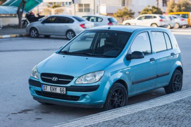 Yana, Türkiye - 27 Ocak 2022: Mavi Hyundai Getz bir yaz günü yola park ediyor.
