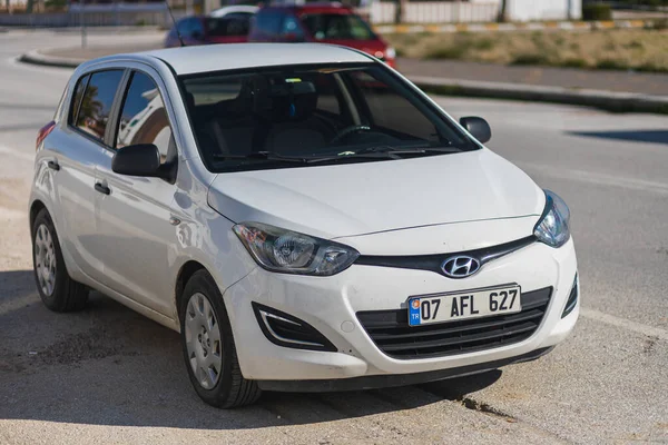 Yana, Türkiye - 27 Ocak 2022: Beyaz Hyundai i10 bir yaz günü bir çitin arkasına park ediyor.