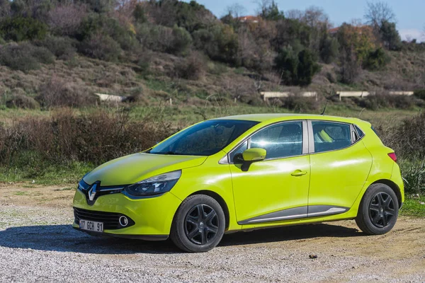 Side Törökország Január 2022 Zöld Renault Clio Parkol Egy Meleg — Stock Fotó