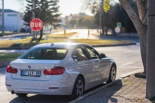 Side Turquia Janeiro 2022 Bmw Branco Série Está Estacionando Rua — Fotografia de Stock