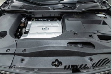 Novosibirsk, Rusya - 08 Şubat 2022: Lexus RX, araba motoru, yakın plan. İçten yanmalı motor, araba parçaları, ayrıştırma