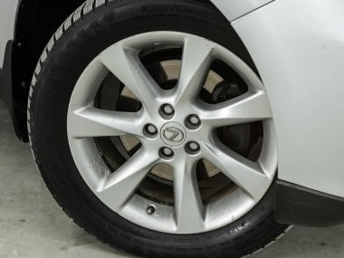 Novosibirsk, Rusya - 08 Şubat 2022: Lexus RX, hafif alaşımlı tekerlekle arabanın ön tarafını kapatın