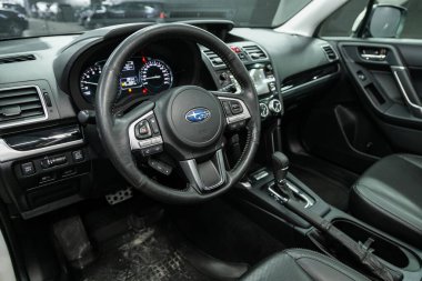 Novosibirsk, Rusya - 08 Şubat 2022: Subaru Forester, logo, hız göstergesi ve takometresi olan direksiyon