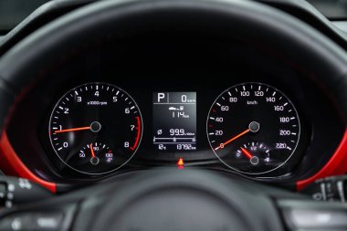 Novosibirsk, Rusya - 08 Şubat 2022: Kia Rio X Line, Hız göstergesi, takometre ve direksiyon