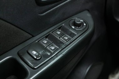 Novosibirsk, Rusya - 08 Şubat 2022: Renault Kaptur, yan kapı düğmeleri: pencere ayarlama düğmeleri, kapı kilidi. 