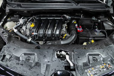 Novosibirsk, Rusya - 08 Şubat 2022: Renault Kaptur, Otomobil Motoru. İçten yanmalı motor, araba parçaları, ayrıştırma