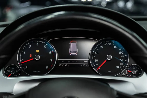 Новосибірськ Росія Лютого 2022 Volkswagen Toureg Speedometer Tachometer Driving Whee — стокове фото