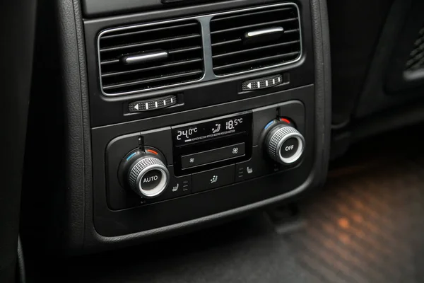 러시아의 노보시비르스크 2022 Volkswagen Toureg Black Details Air Conditioning Button — 스톡 사진