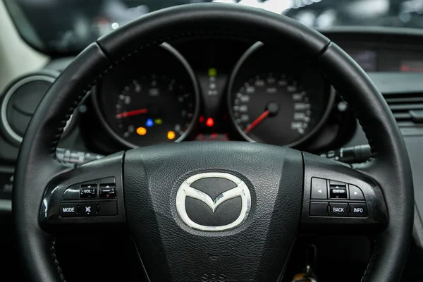 Nowosybirsk Rosja Lutego 2022 Mazda Kierownica Logo Prędkościomierzem Tachometą — Zdjęcie stockowe