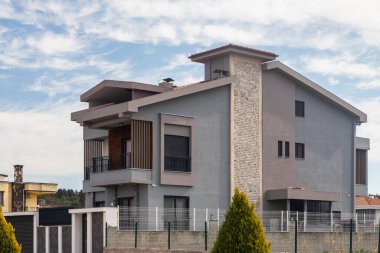 Modern mimari. Villaları ve apartmanları olan zengin ve modern bir bölge..