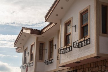 Türkiye 'de kırmızı çatılı eski antik evin manzarası. Tarafı Türkiye 'de daha popüler bir turizm beldesi.