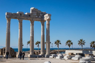 Yana, Türkiye - 27 Ocak 2022: Türkiye 'nin Akdeniz kıyısındaki Antalya bölgesinin antik kenti Apollo Tapınağı. 