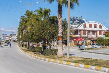  Yana, Türkiye - 27 Ocak 2022: Temiz ve özgür bir şehir caddesi. Düşük katlı evler, araba parkları olan bir şehir caddesi. 