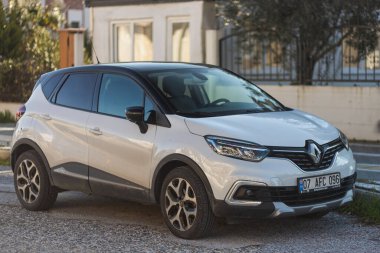 Yana, Türkiye - 27 Ocak 2022: Beyaz Renault Captur bir yaz günü caddeye park ediyor.