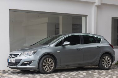 Yana, Türkiye - 28 Ocak 2022: Gümüş Opel Astra bir yaz günü caddeye park ediyor.