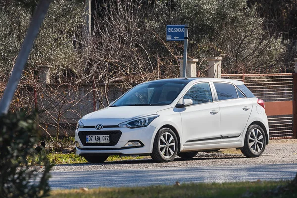 Yana Türkiye Ocak 2022 Beyaz Hyundai I20 Bir Yaz Günü — Stok fotoğraf