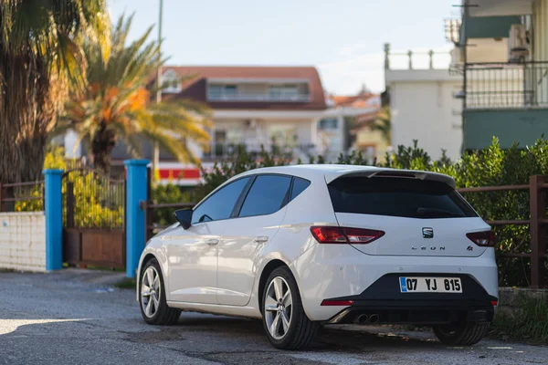 Side Türkei Januar 2022 Ein Weißer Seat Leon Parkt Einem — Stockfoto