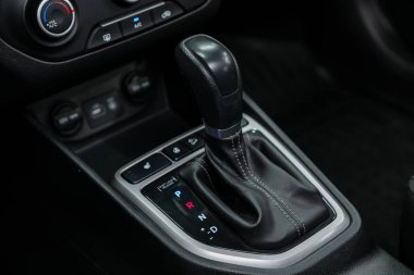 Novosibirsk, Rusya - 08 Şubat 2022: Hyundai Creta, modern bir arabanın otomatik vites kolu. 