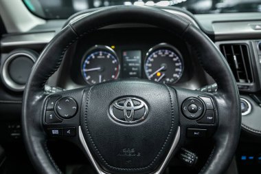 Novosibirsk, Rusya - 08 Şubat 2022: Toyota RAV-4, kokpit iç kabin detayları, hız göstergesi ve taktik ölçer.