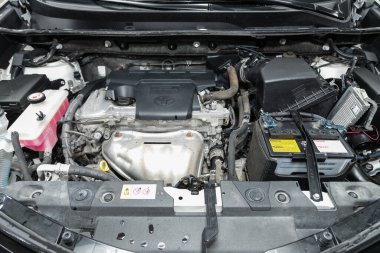 Novosibirsk, Rusya - 08 Şubat 2022: Toyota RAV-4, temiz bir motor bloğunu kapatın. İçten yanma girişi