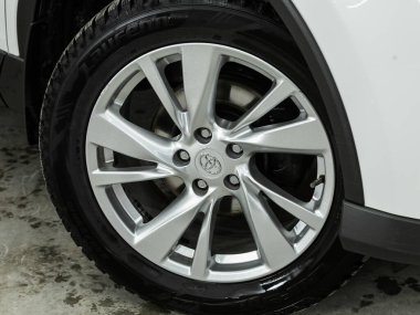 Novosibirsk, Rusya - 08 Şubat 2022: Toyota RAV-4, tampon, alaşım tekerleği, araba temizleme 