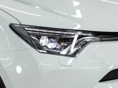 Novosibirsk, Rusya - 08 Şubat 2022: Toyota RAV-4, arabanın farlarını kapatın. Dış görünüm kapatma ayrıntısı.
